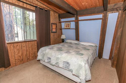 Bear Country Cabin - image 5