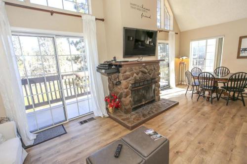 Bear Mountain Chalet-639 by Big Bear Vacations - image 4