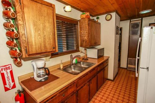 Little Bear Cabin-1811 by Big Bear Vacations - image 3