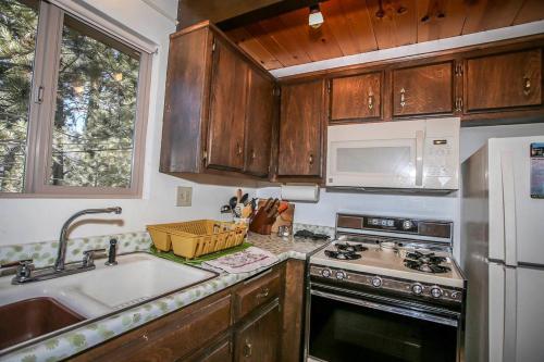 Meadow View Chalet-1632 by Big Bear Vacations - image 2