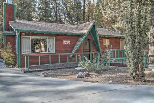 Cozy Cabin with Hot Tub Less Than 1 Mi to Bear Mountain Ski - main image