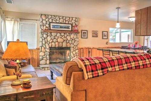 Cozy Cabin with Hot Tub Less Than 1 Mi to Bear Mountain Ski - image 2