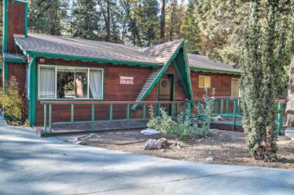 Cozy Cabin with Hot Tub Less Than 1 Mi to Bear Mountain Ski - image 4