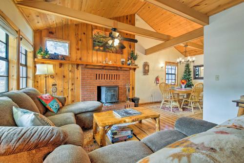 Big Bear Cabin with Private Deck and Hot Tub near Resorts - main image