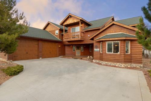 Grand Forest Lodge-1884 by Big Bear Vacations - main image