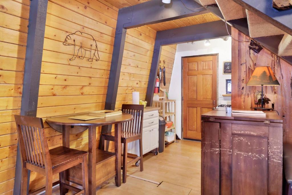 Wolf Cub Cabin - 1946 by Big Bear Vacations - image 3