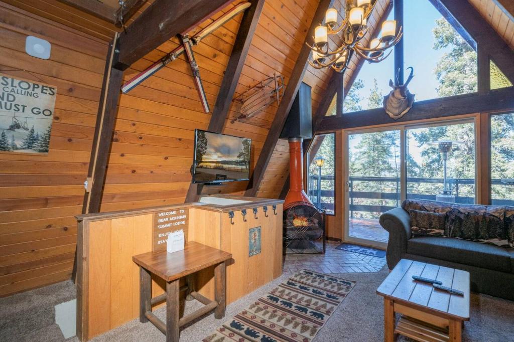 Bear Mountain Summit Lodge - image 7