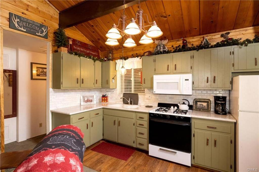 Cozy Red Cabin - image 3