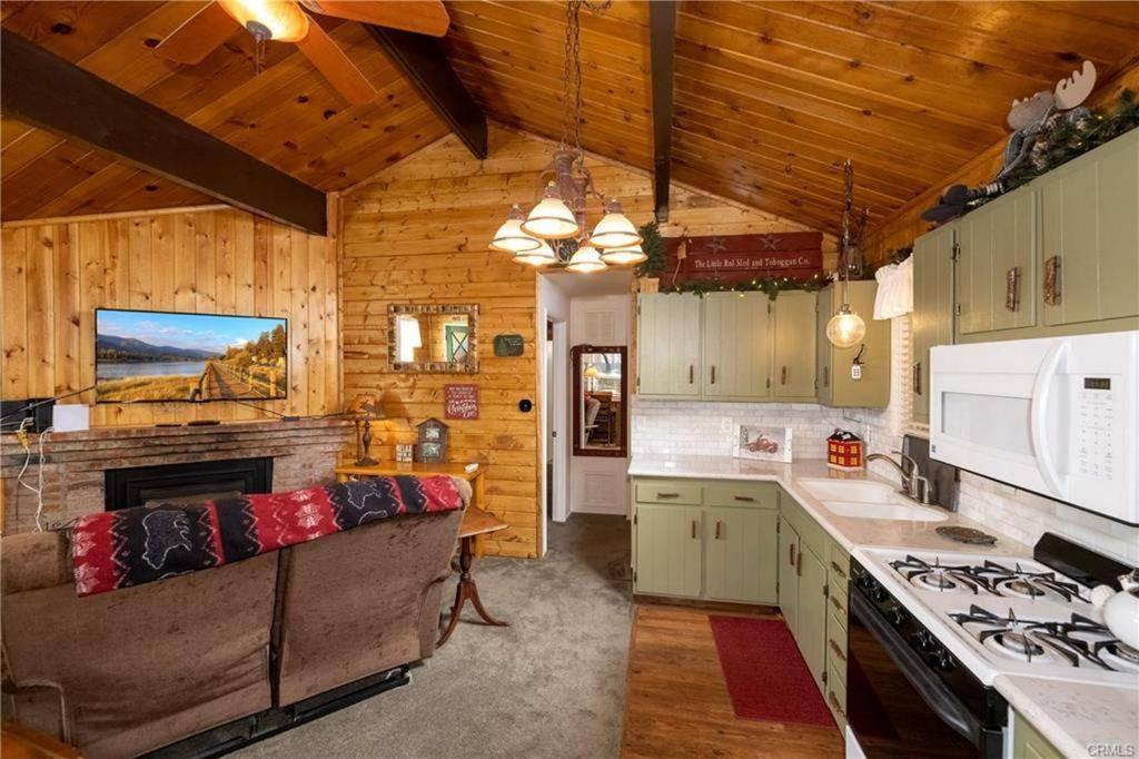 Cozy Red Cabin - image 5