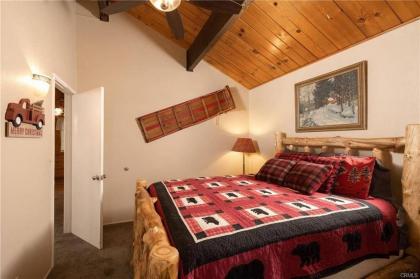 Cozy Red Cabin - image 9