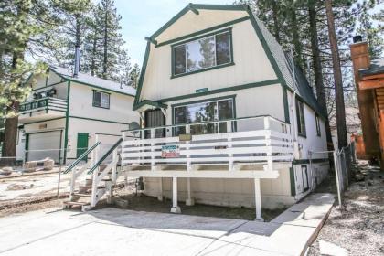 Bear N tree by Big Bear Cool Cabins California