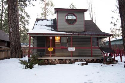 Cozy Vintage Cabin - image 2