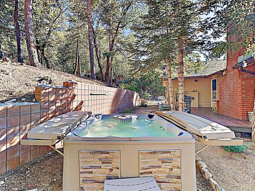 New Listing! All-Suite Forest Retreat With Hot Tub Home - image 3