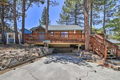 Woodsy House with Hot tub   1 mi to Big Bear marina California