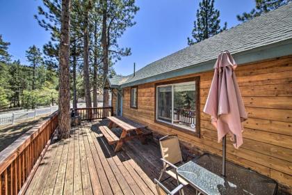 Woodsy House with Hot Tub - 1 Mi to Big Bear Marina! - image 2