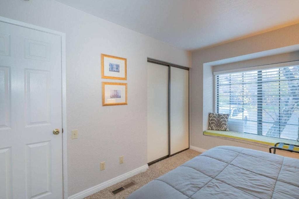 Bayshore Ski & Racquet Club Condo - image 4