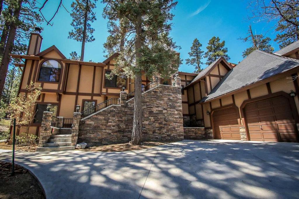 Four Happy Bears Estate - 1277 by Big Bear Vacations - main image