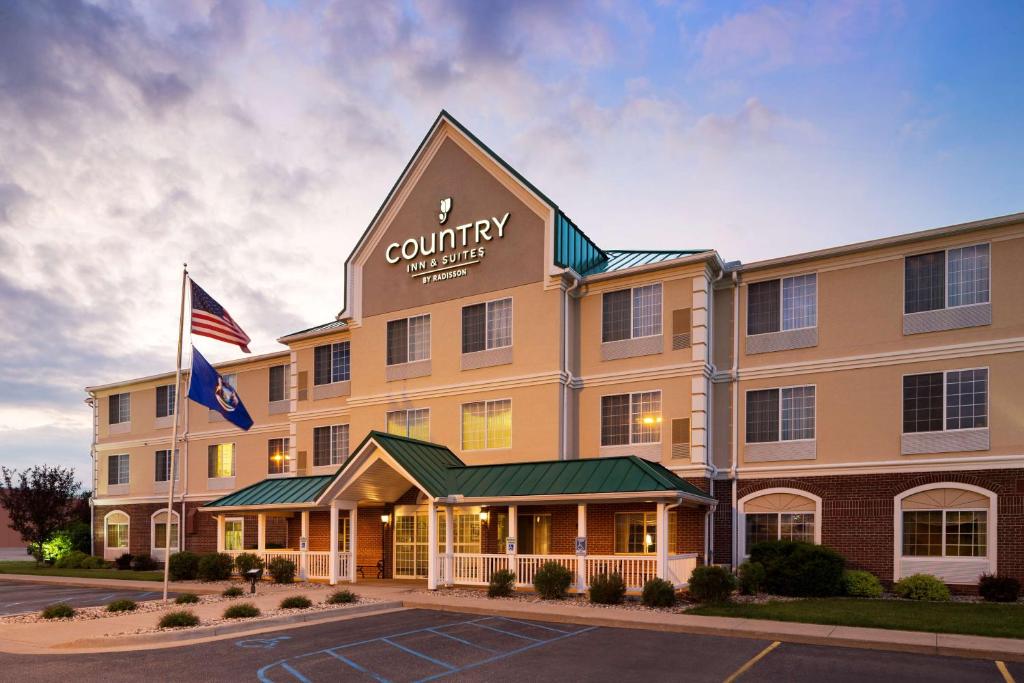 Country Inn & Suites by Radisson Big Rapids MI - main image