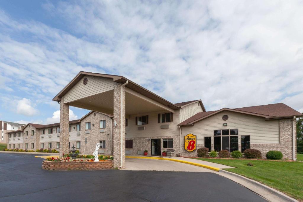 Super 8 by Wyndham Big Rapids - main image