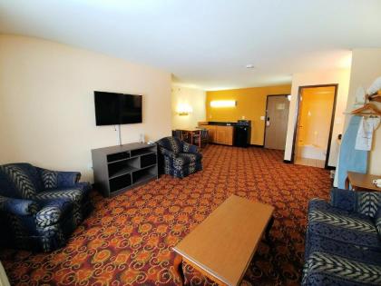 Super 8 by Wyndham Big Rapids - image 13