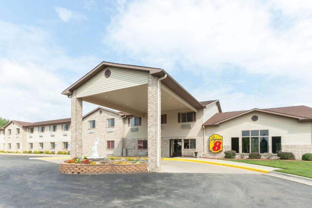 Super 8 by Wyndham Big Rapids - image 2