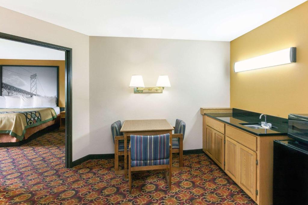 Super 8 by Wyndham Big Rapids - image 6