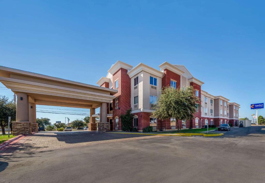 Comfort Inn & Suites - main image