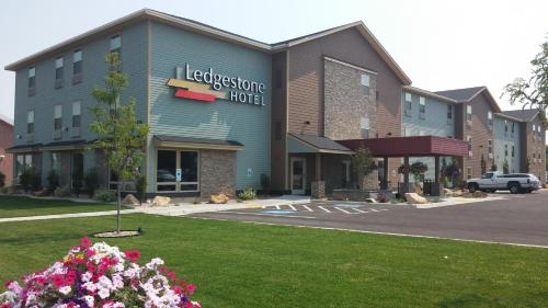 Ledgestone Hotel Billings - main image