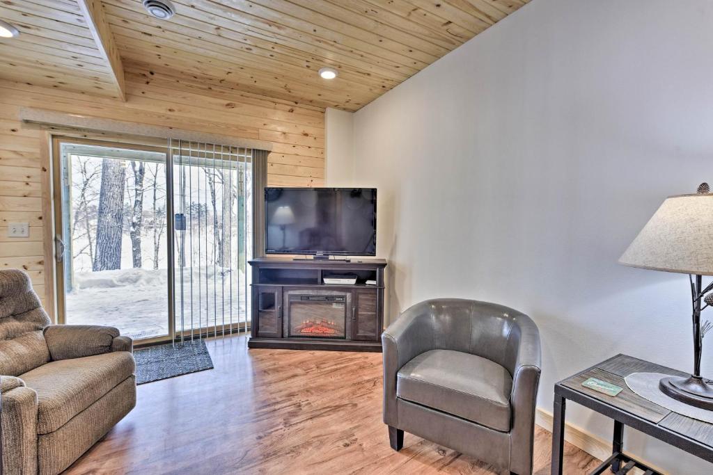 Newly Constructed Red Cedar Lake Narrow Lodge! - image 5