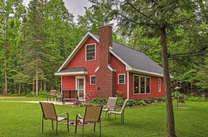 Secluded Birnamwood Cottage with Deck and River Views Birnamwood