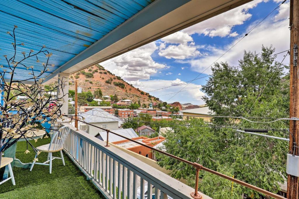 St Valentine Apartment with Balcony in Bisbee - image 5