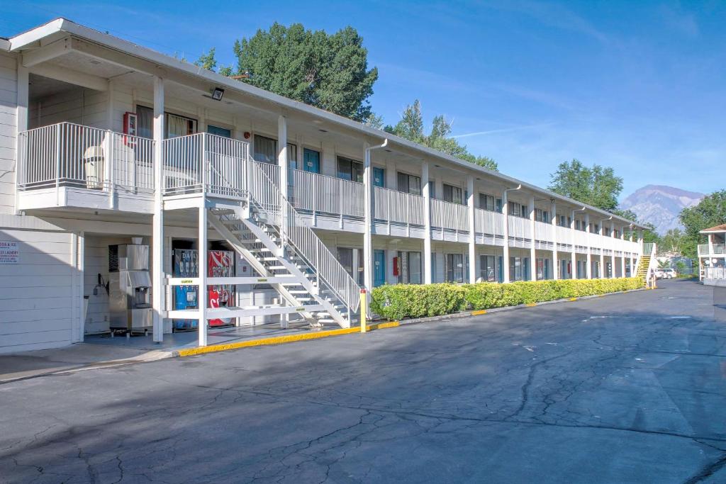 Motel 6-Bishop CA - main image