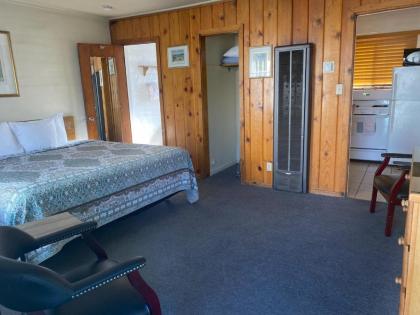 Bishop Village Motel - image 13