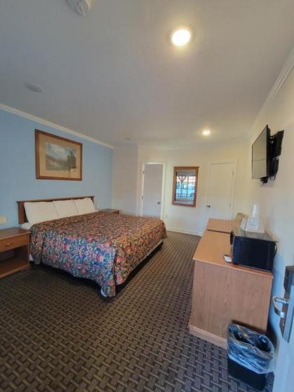 Townhouse Motel - image 12