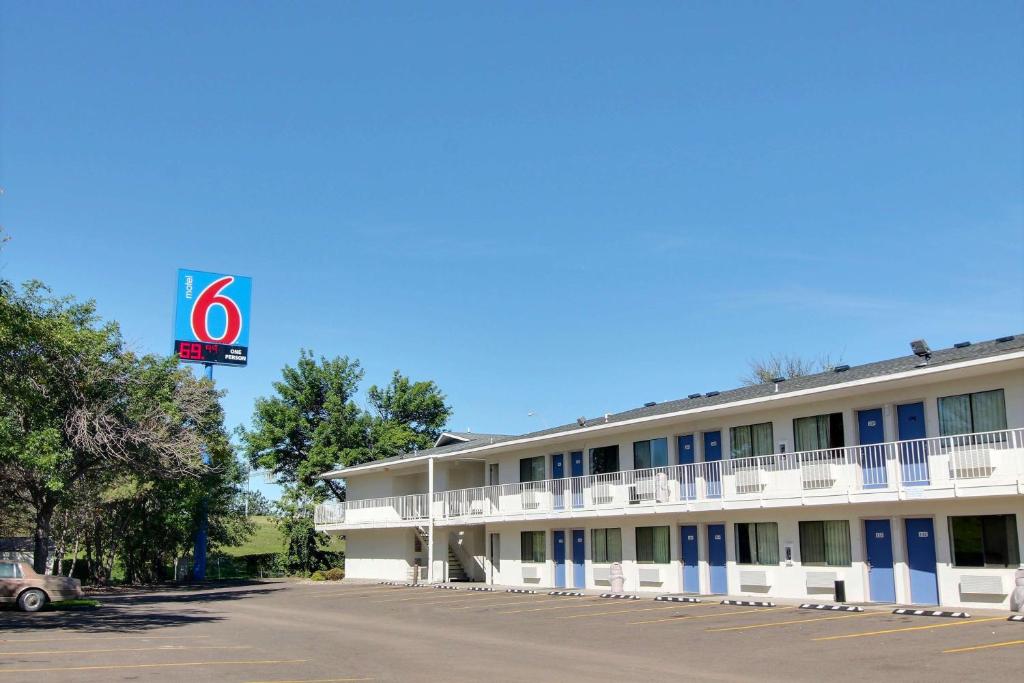 Motel 6-Bismarck ND - main image