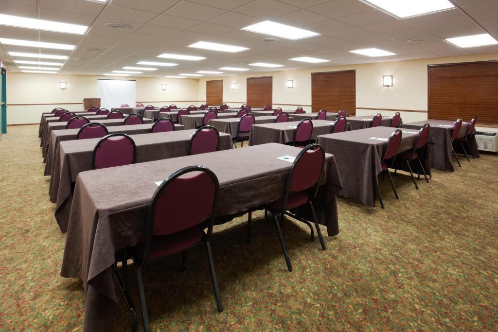 Country Inn & Suites by Radisson Bismarck ND - image 3