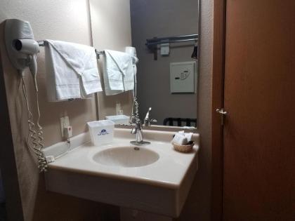 Americas Best Value Inn and Suites Bismarck - image 2