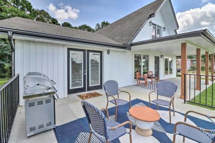 Chic Lakehouse with Deck Fire Pit Walk to Golf