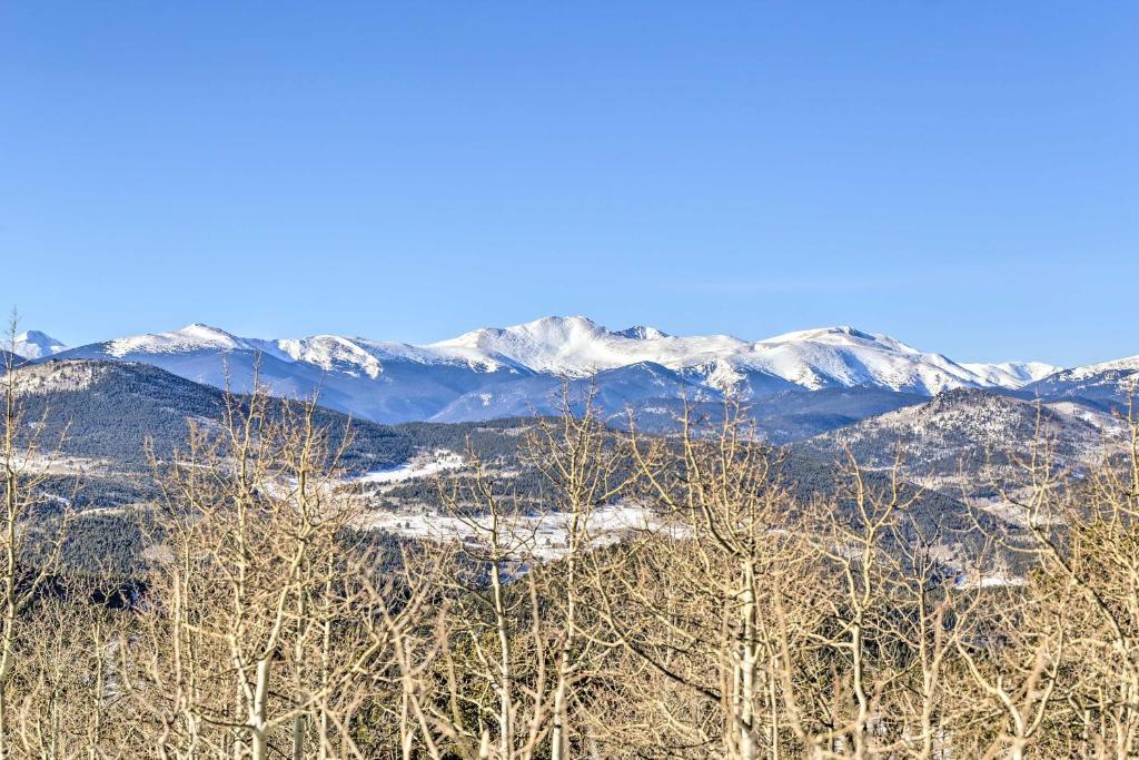 Airy Forest Escape with Mountain View and Hot Tub - image 5