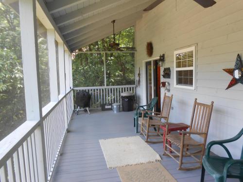 Azalea Cabin With Fireplace & Huge Back Porch - image 2