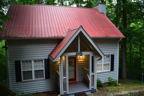 Lilac Cottage - Cozy 2 Bedroom Cabin with Kitchen - image 2