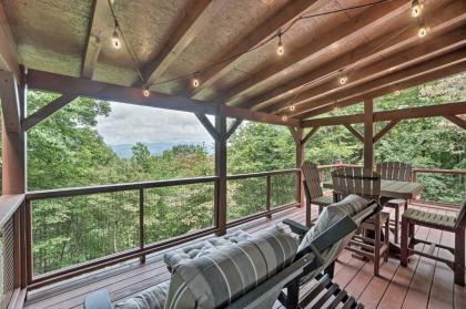 Yellow mountain Cabin with Deck Near Hiking