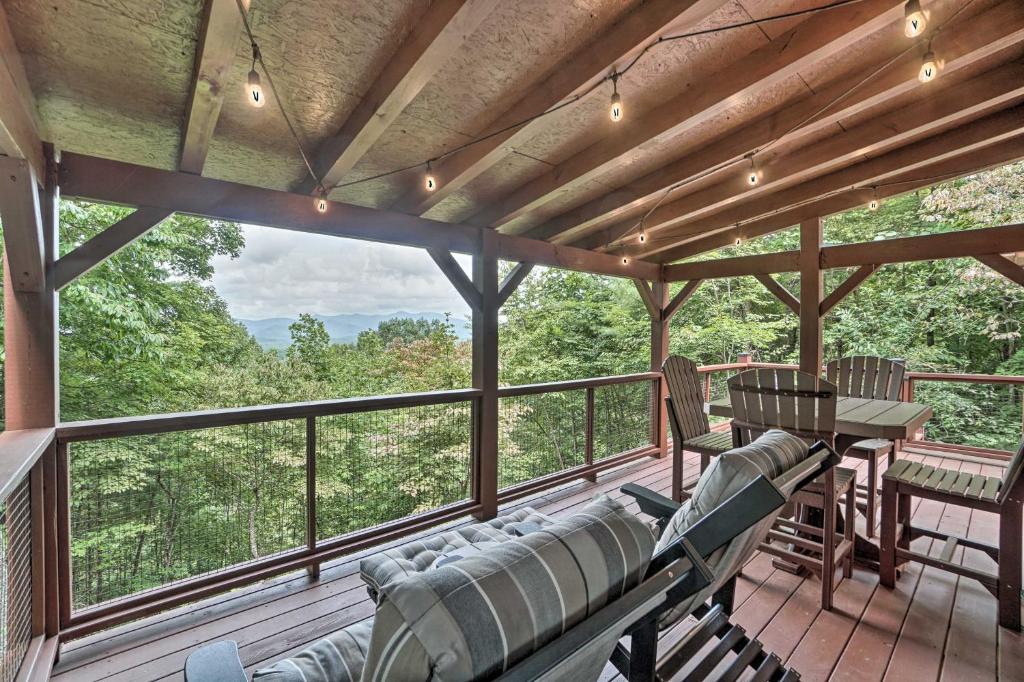 Yellow Mountain Cabin with Deck Near Hiking! - main image