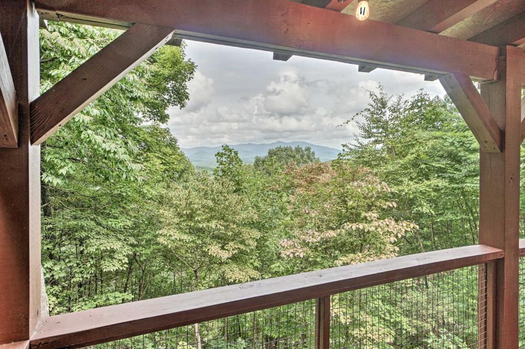 Yellow Mountain Cabin with Deck Near Hiking! - image 2