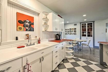 Remodeled Retro Home Near Blanco Town Square! - image 13