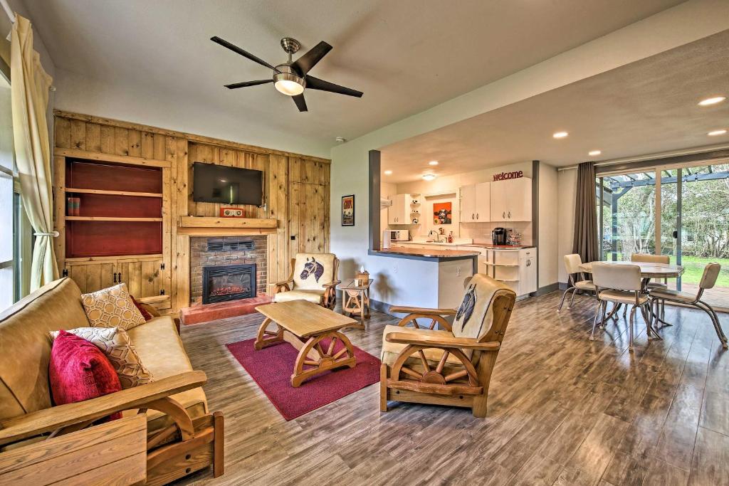 Remodeled Retro Home Near Blanco Town Square! - image 2