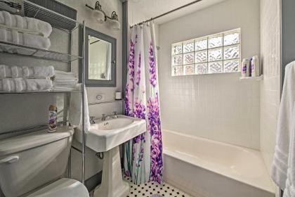 Remodeled Retro Home Near Blanco Town Square! - image 4