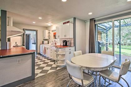 Remodeled Retro Home Near Blanco Town Square! - image 5