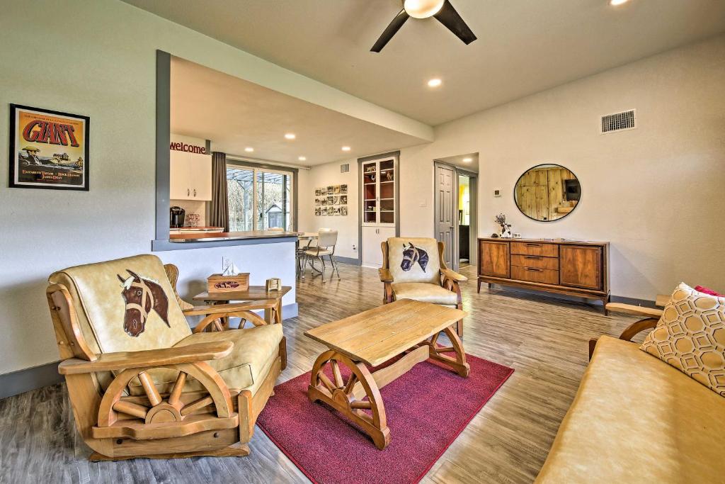 Remodeled Retro Home Near Blanco Town Square! - image 7