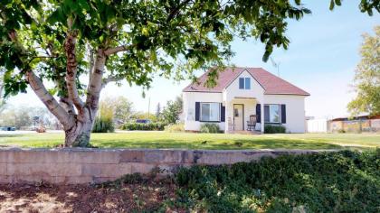 Hot tub and Grandmas Cottage Charming and Nostalgic Blanding